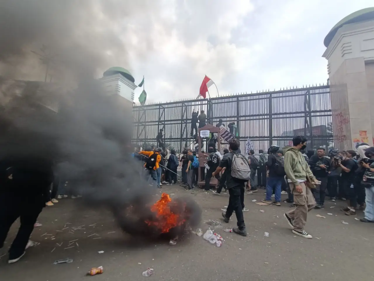 Massa Makin Panas! Aksi...