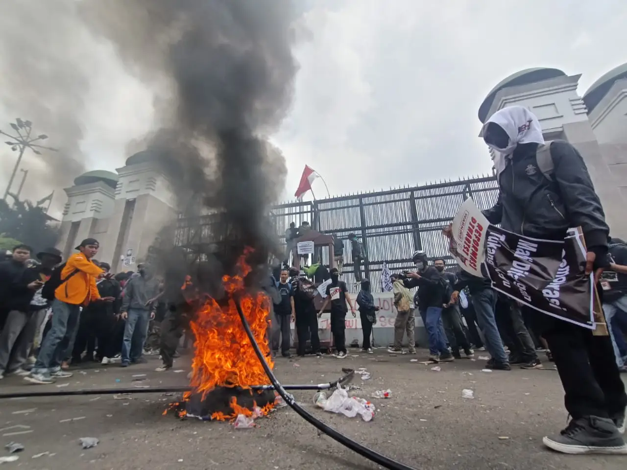 Massa Makin Panas! Aksi...