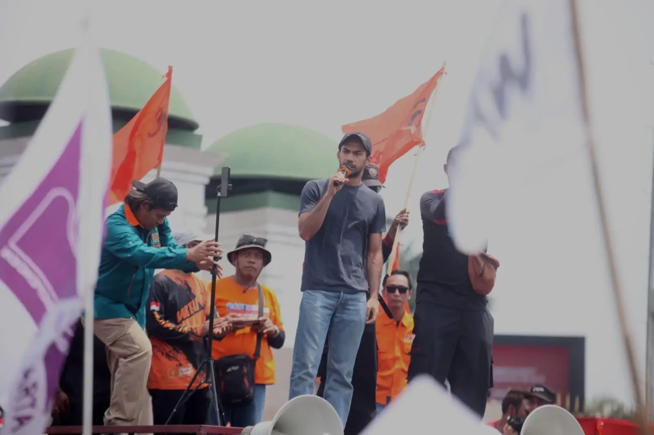 Bersama Massa Aksi,...
