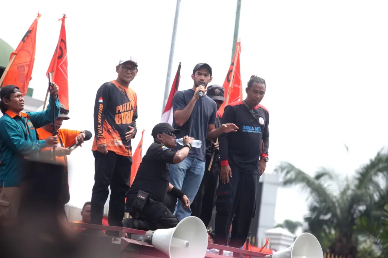 Bersama Massa Aksi,...