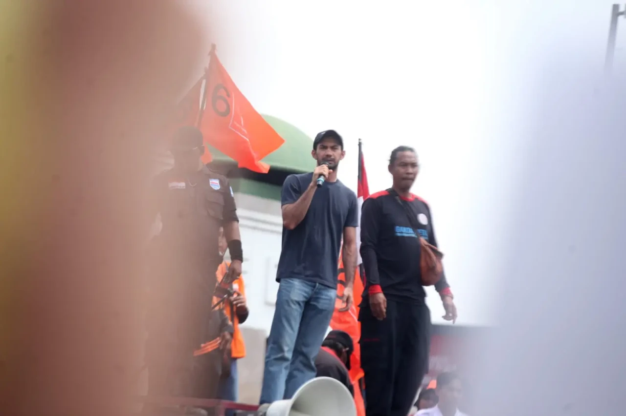 Bersama Massa Aksi,...