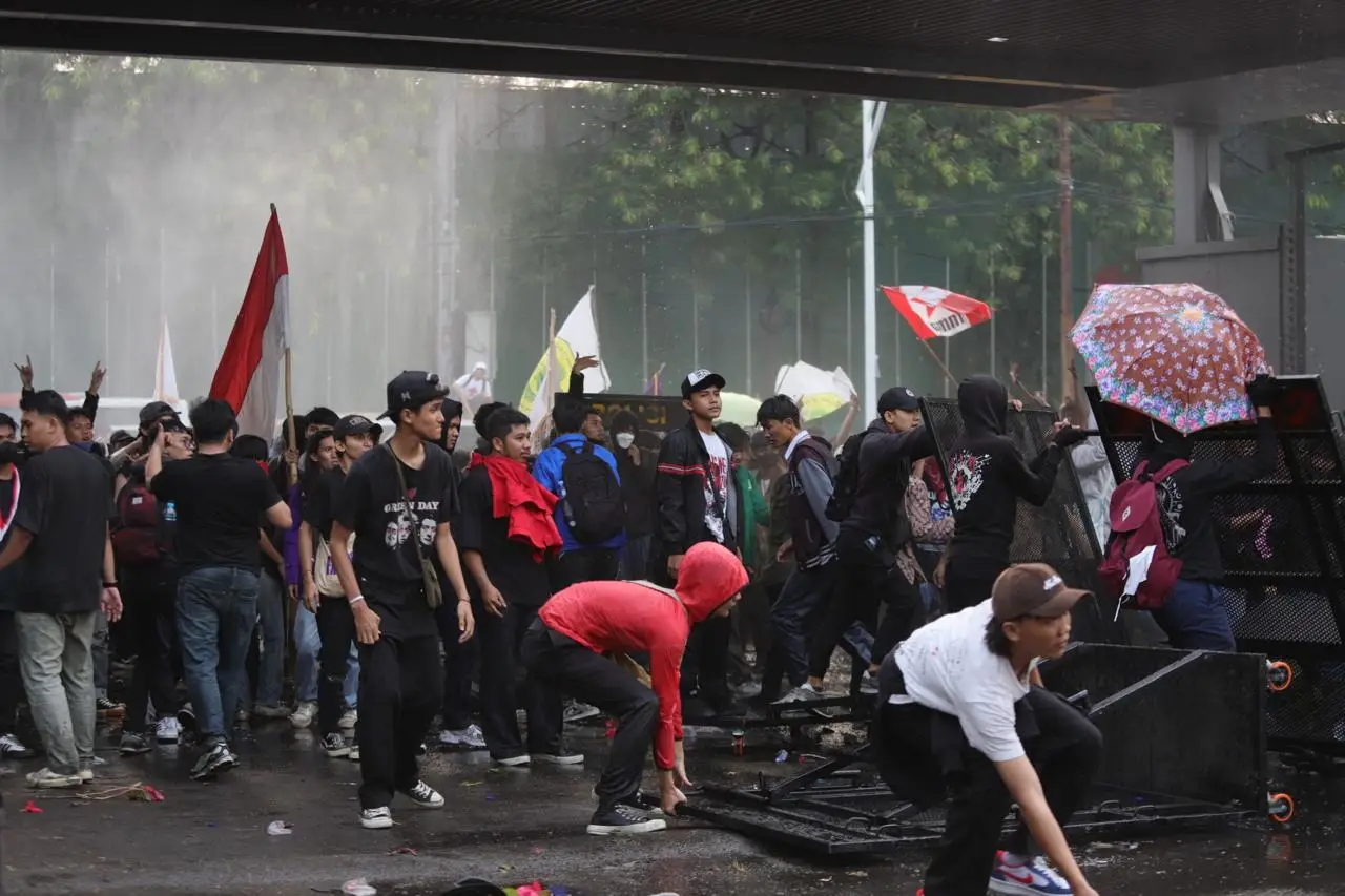 Polisi Pukul Mundur...