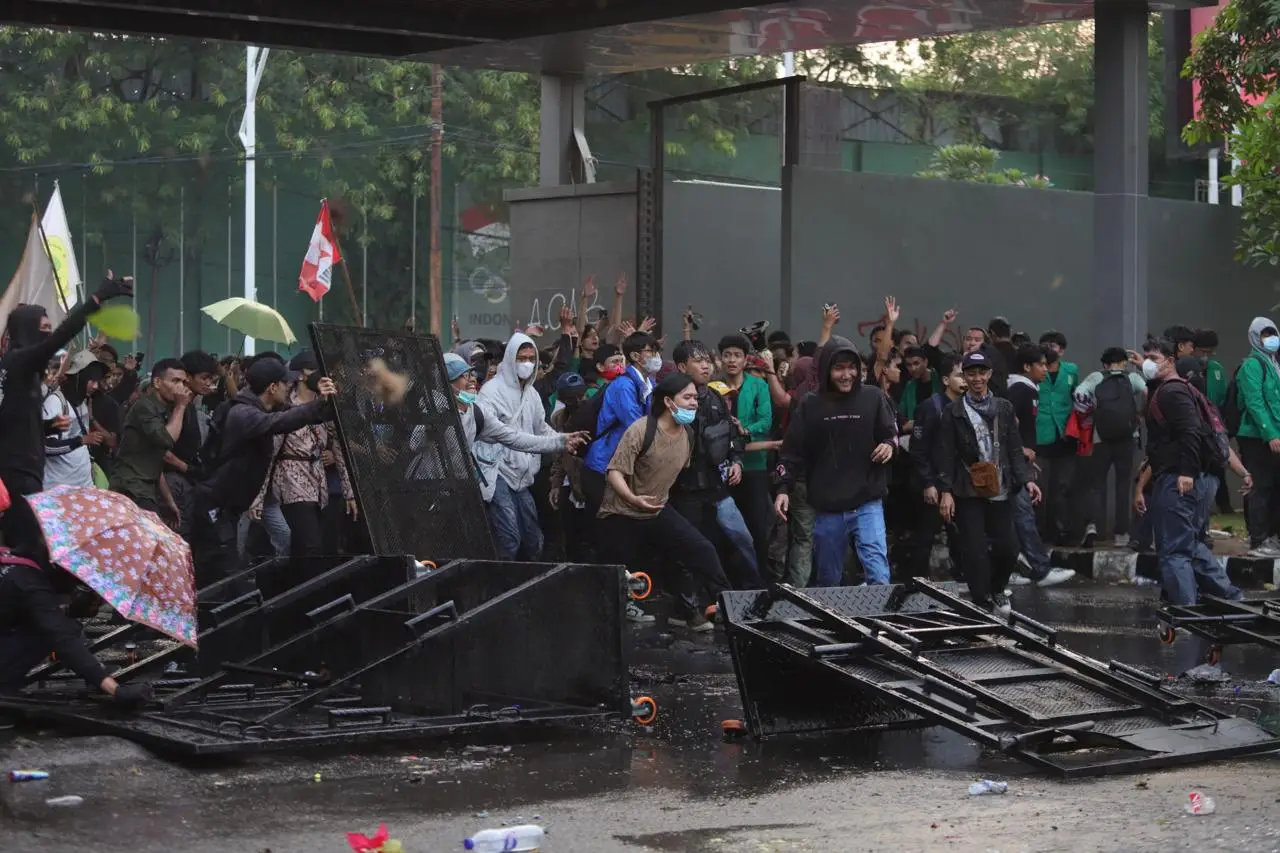 Polisi Pukul Mundur...
