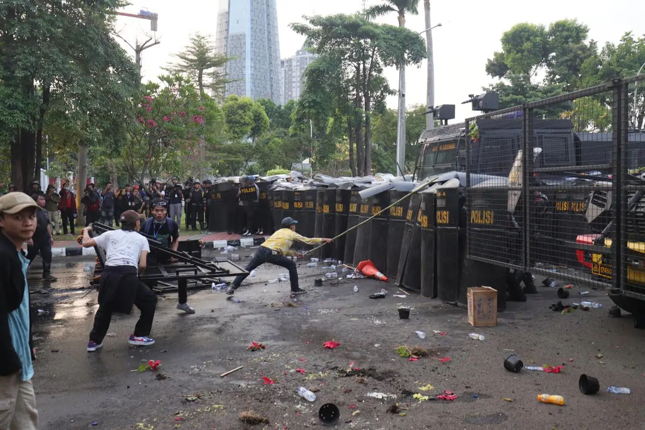 Polisi Pukul Mundur...