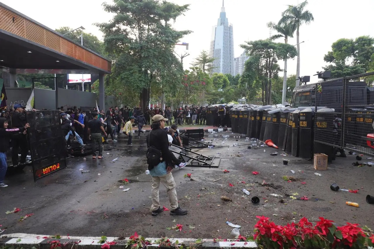 Polisi Pukul Mundur...