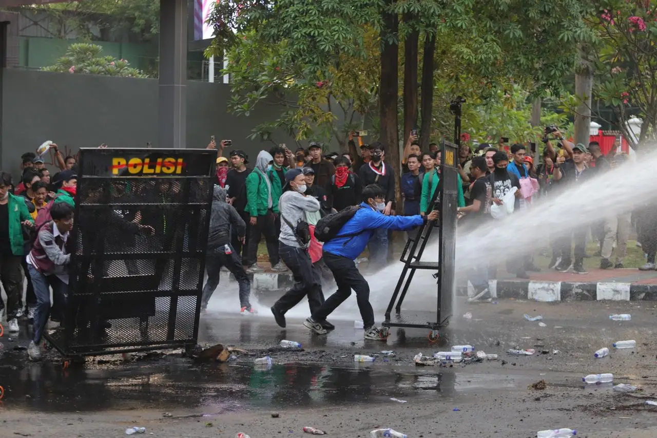 Polisi Pukul Mundur...