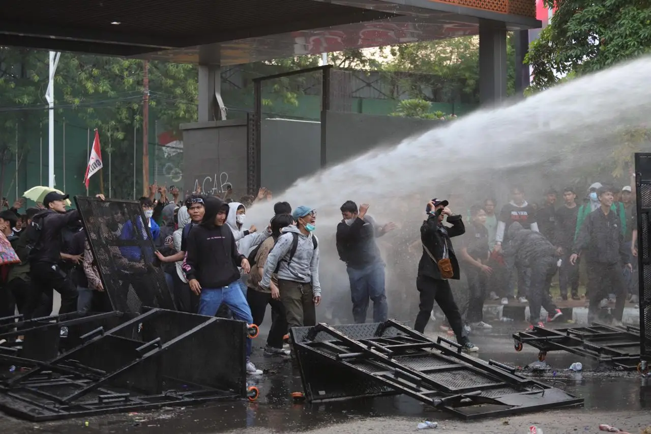 Polisi Pukul Mundur...