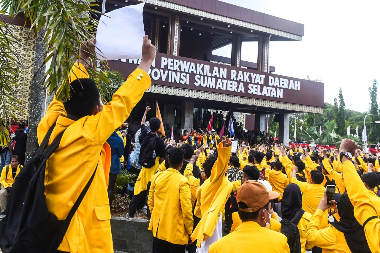 Aksi Ratusan Mahasiswa...