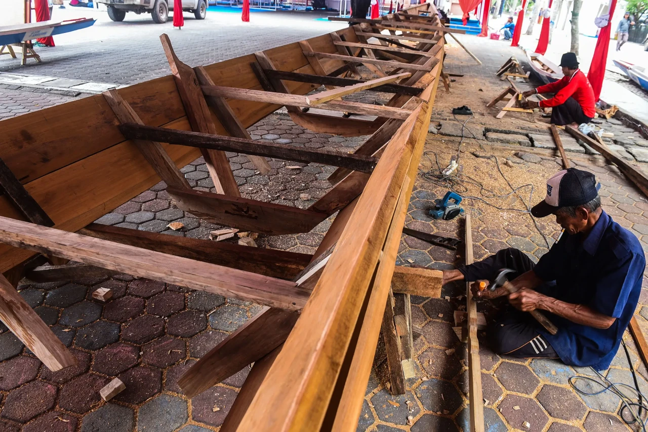 Potret Pembuatan Perahu...