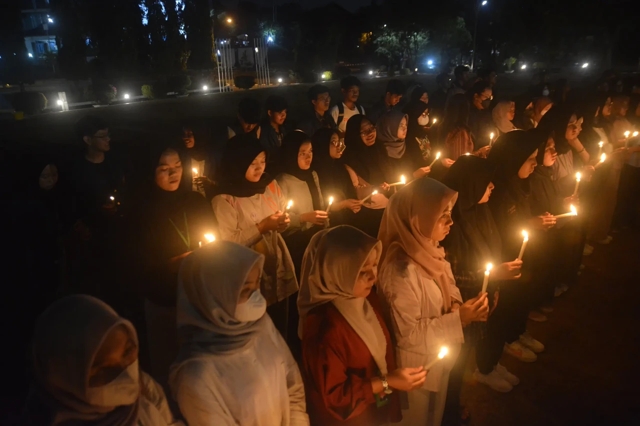 Aksi Lilin di Undip:...