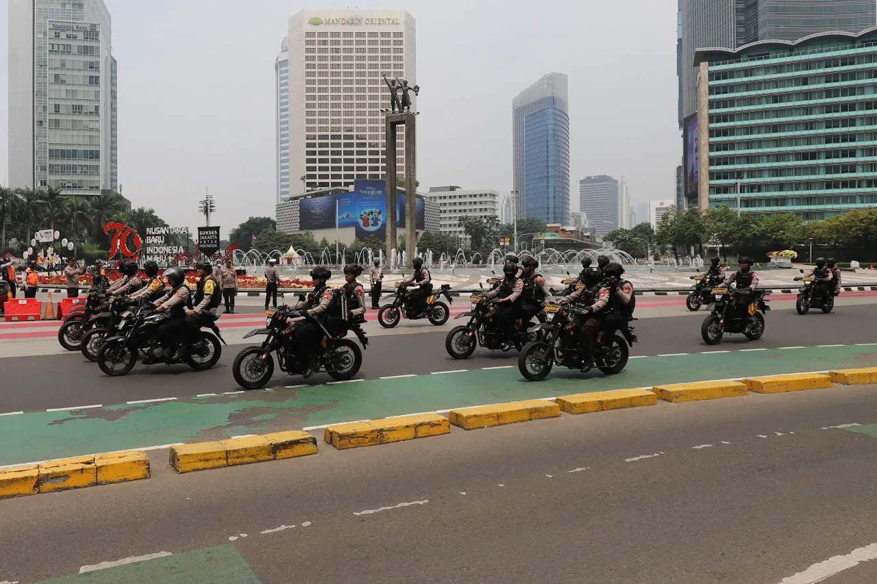 Melintas di Bundaran...