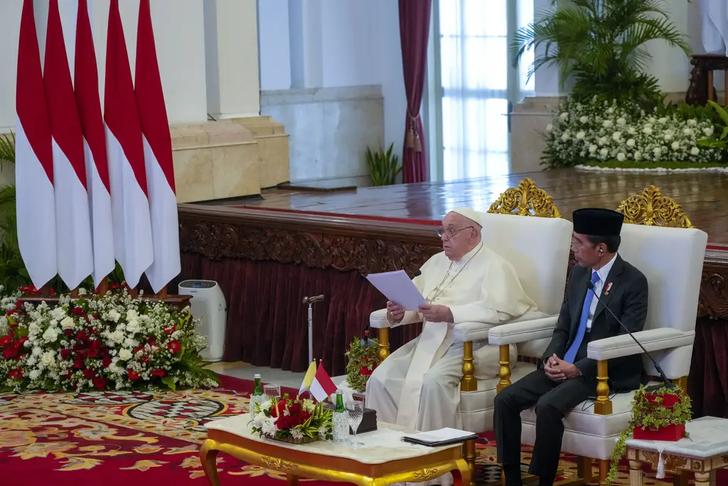 Jokowi Sambut Hangat...