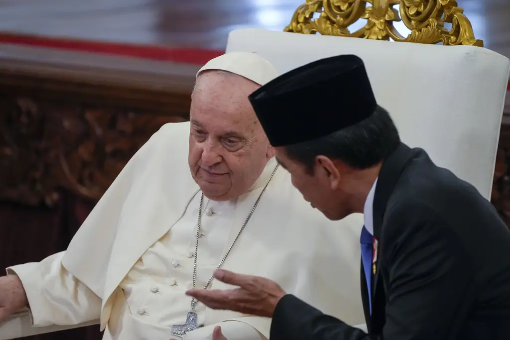 Jokowi Sambut Hangat...