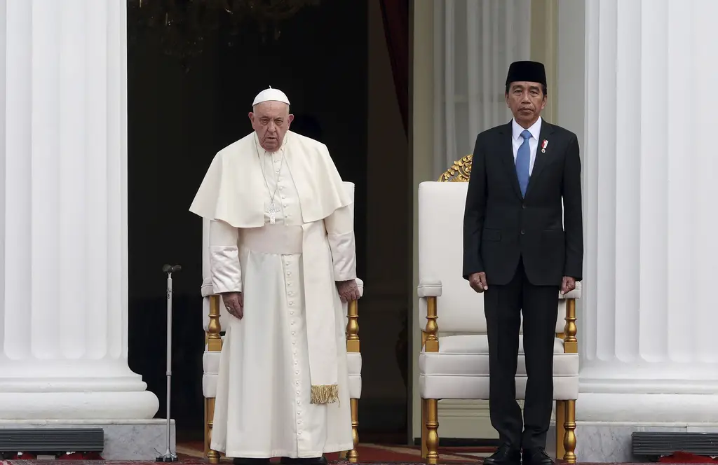 Jokowi Sambut Hangat...