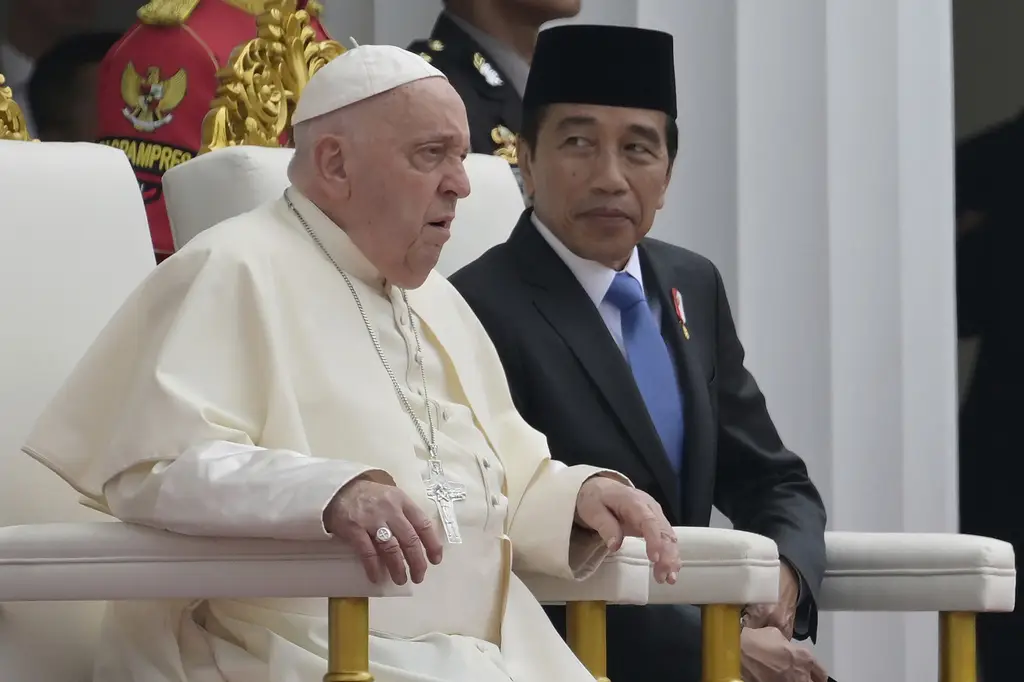 Jokowi Sambut Hangat...