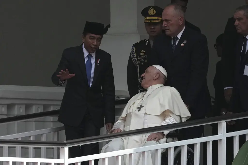 Jokowi Sambut Hangat...