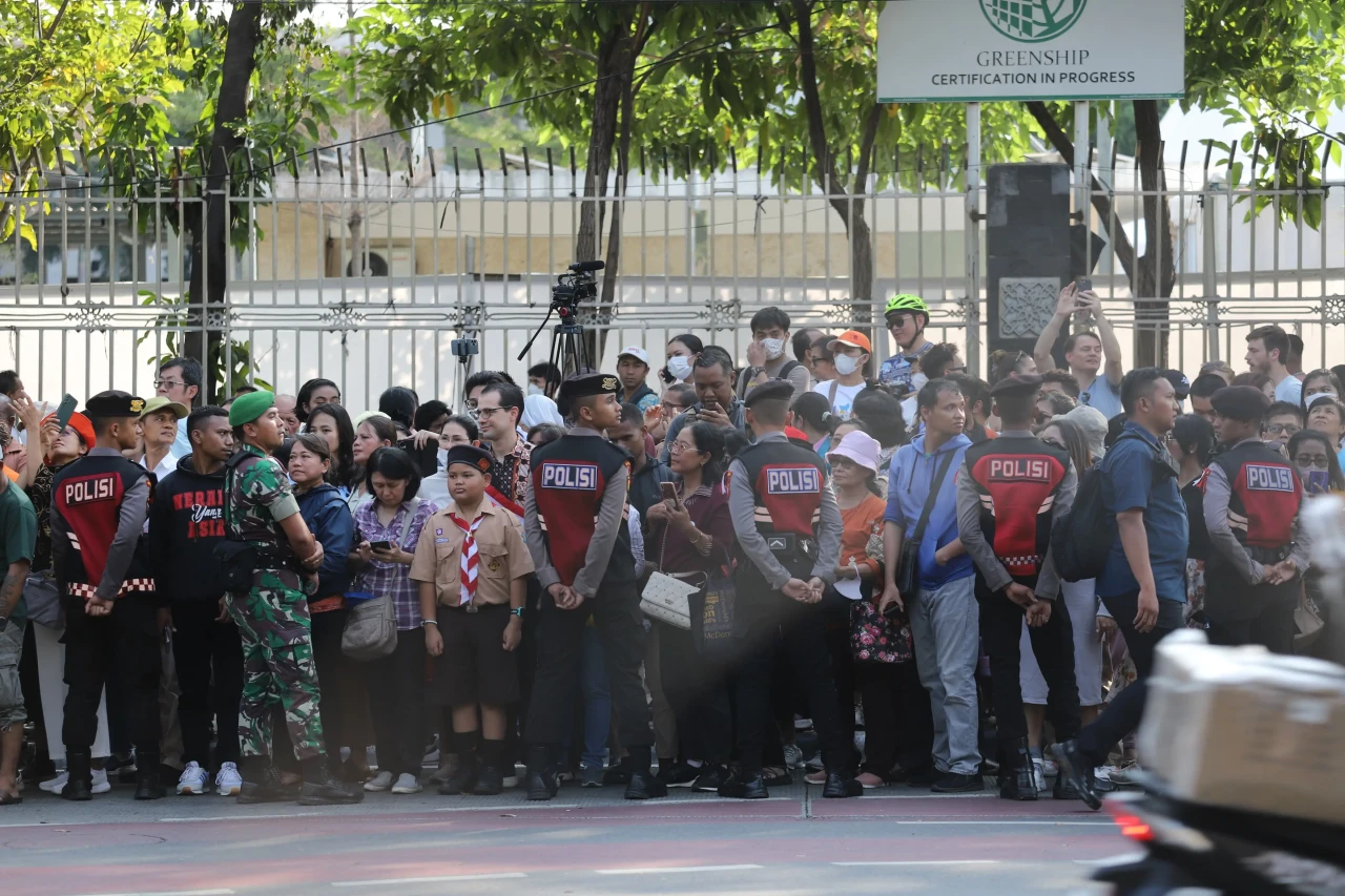 Ratusan Warga Antusias...