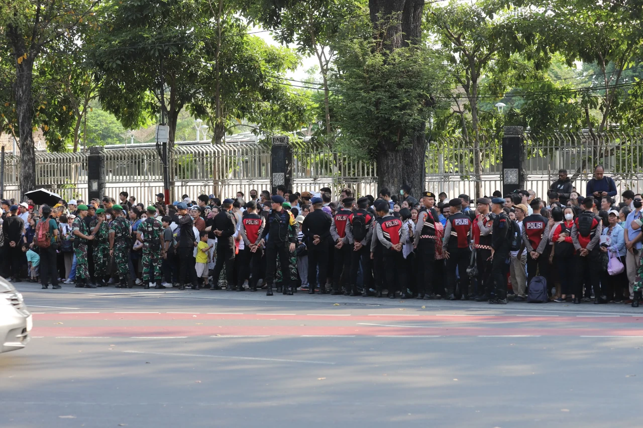 Ratusan Warga Antusias...