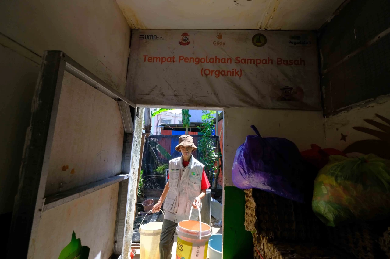 Mendulang Emas dari...
