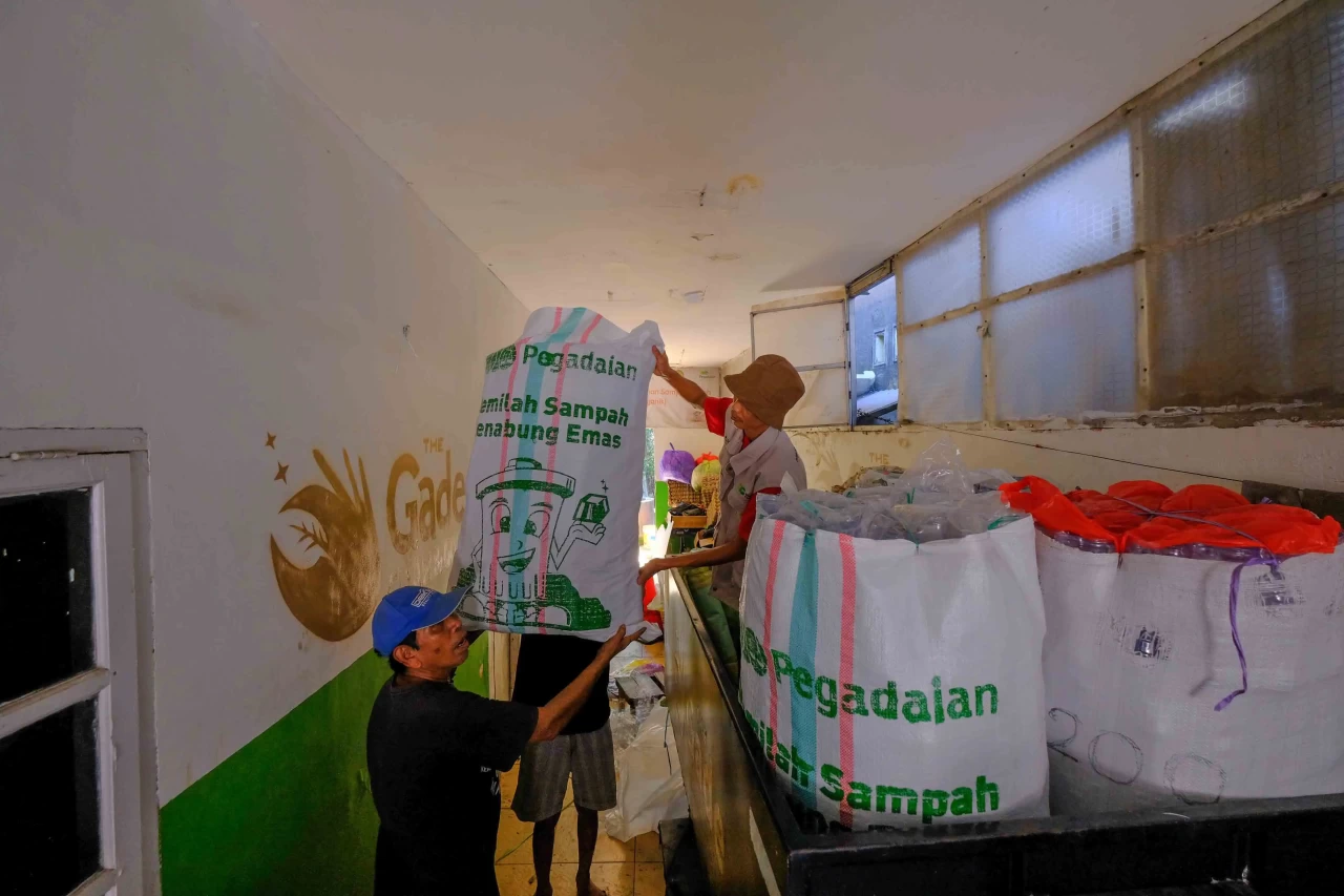 Mendulang Emas dari...