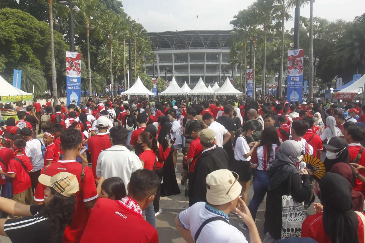 Menyala! Suporter Timnas...