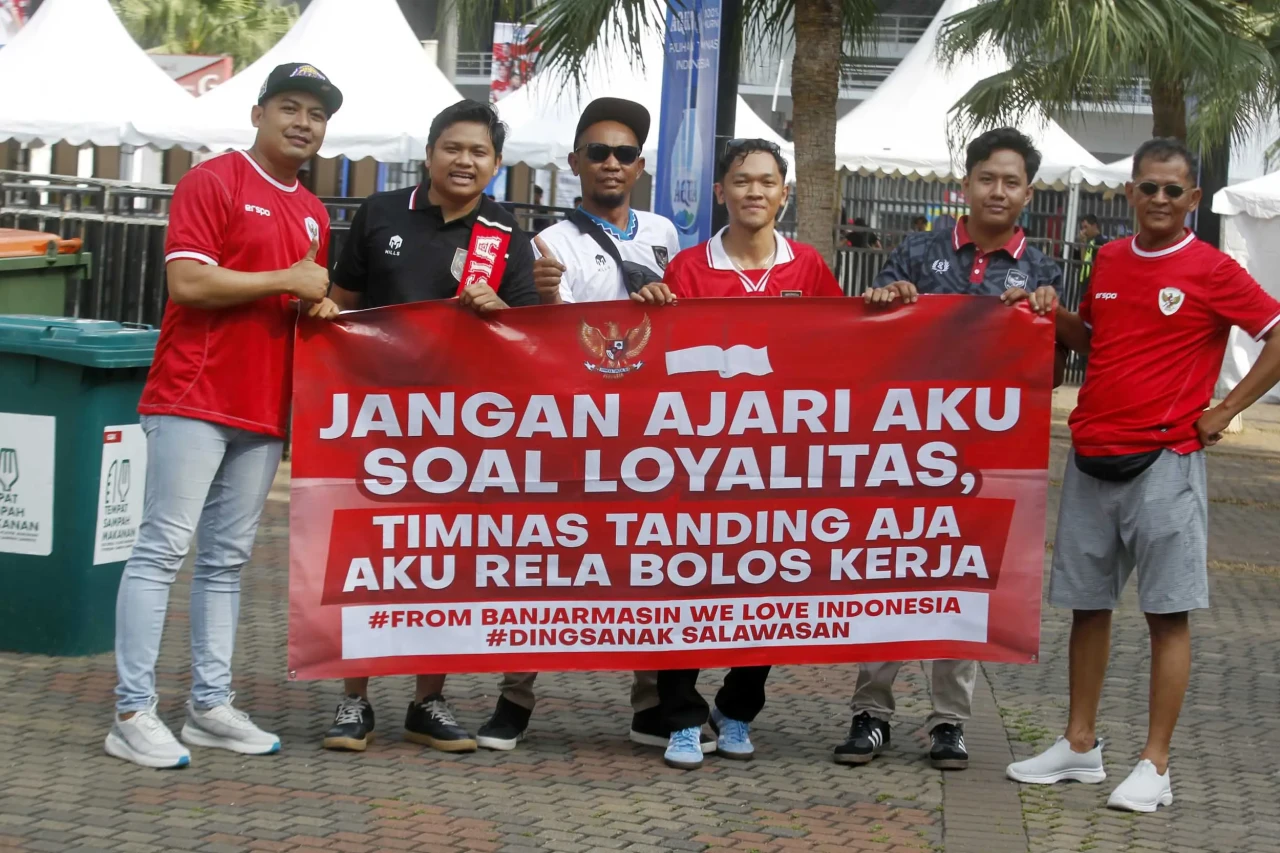 Menyala! Suporter Timnas...