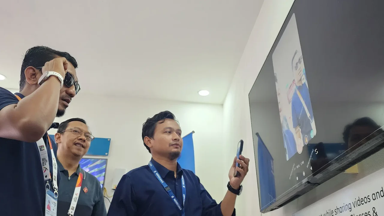 Telkomsel Bekerja Sama...