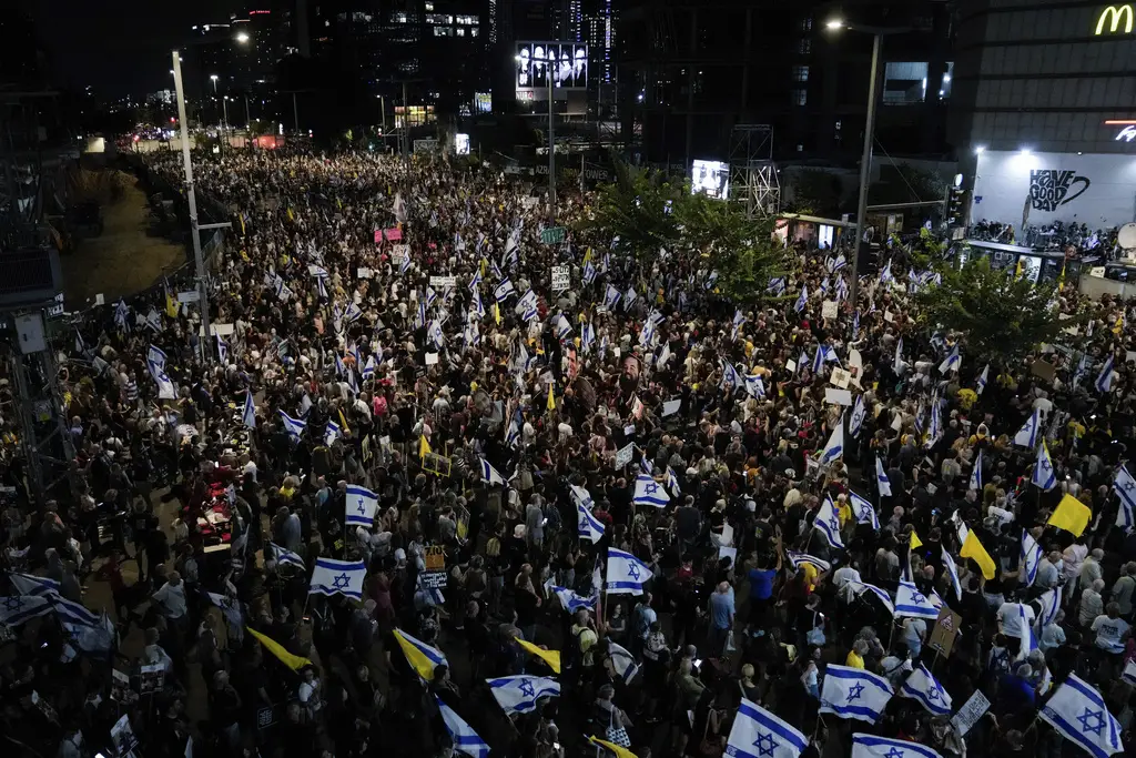 Ribuan Warga Tel Aviv...