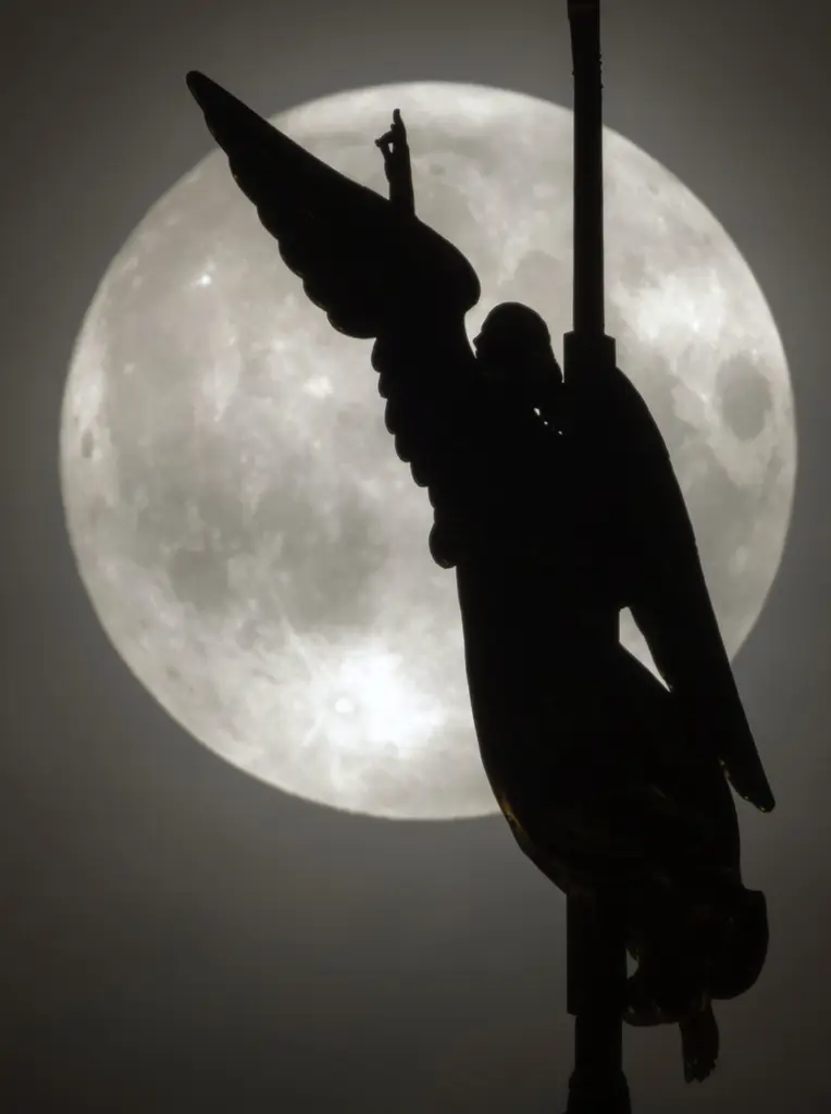 Pesona Supermoon Memikat...