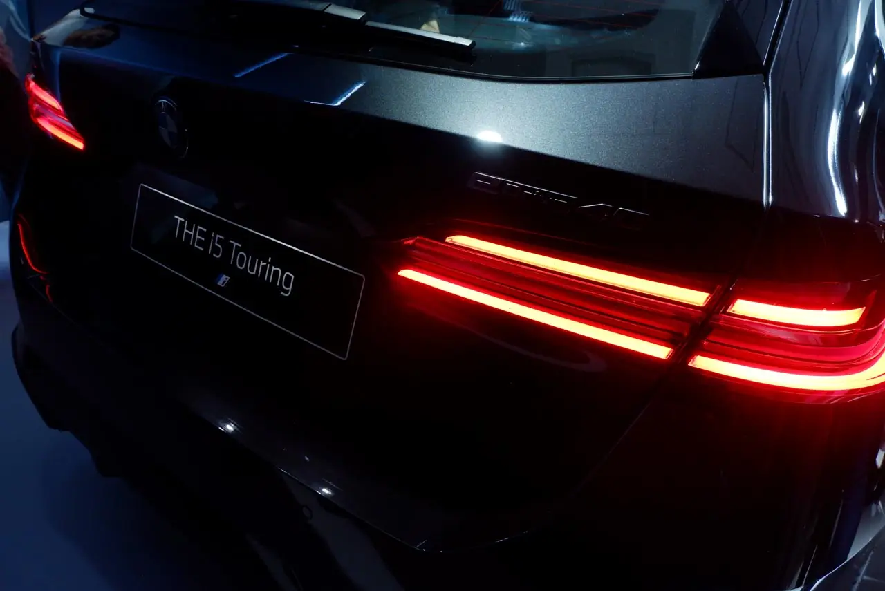 BMW i5 Touring Resmi...