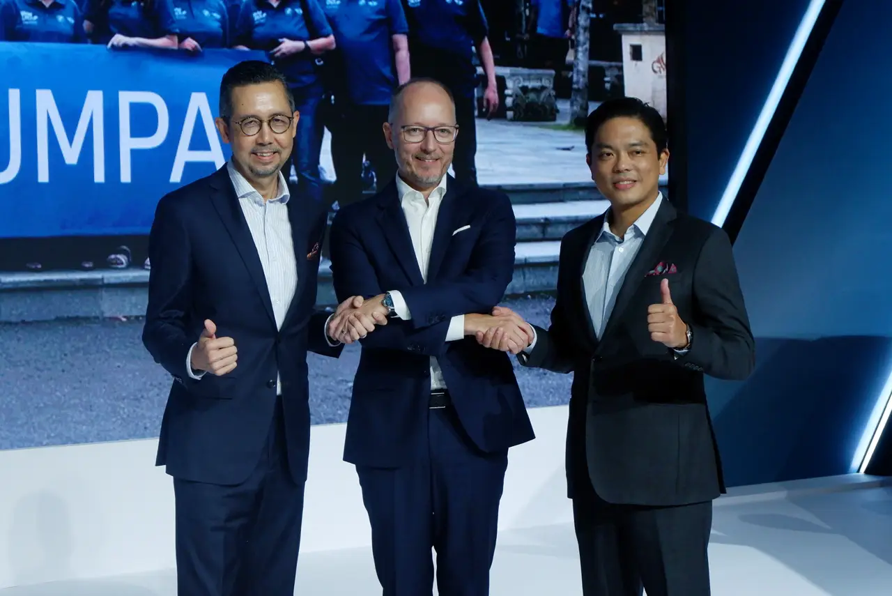 BMW i5 Touring Resmi...