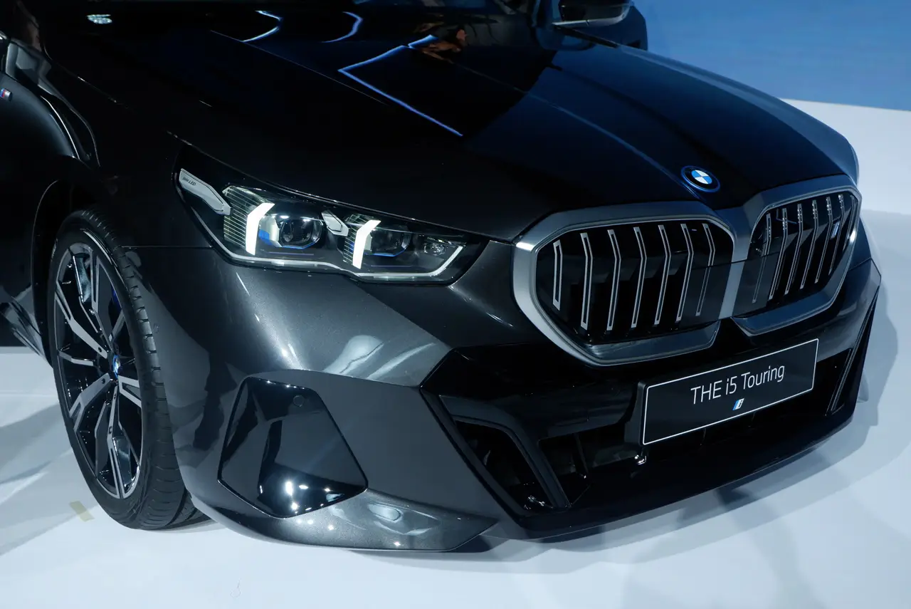 BMW i5 Touring Resmi...