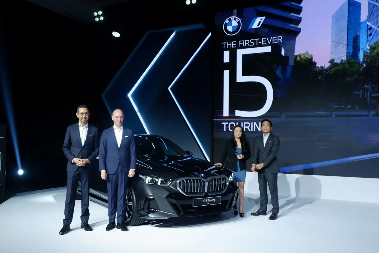 BMW i5 Touring Resmi...