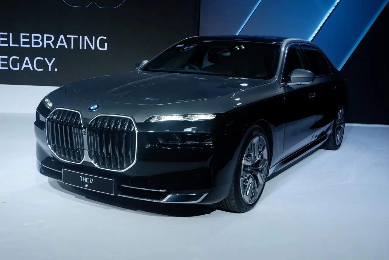 BMW i5 Touring Resmi...