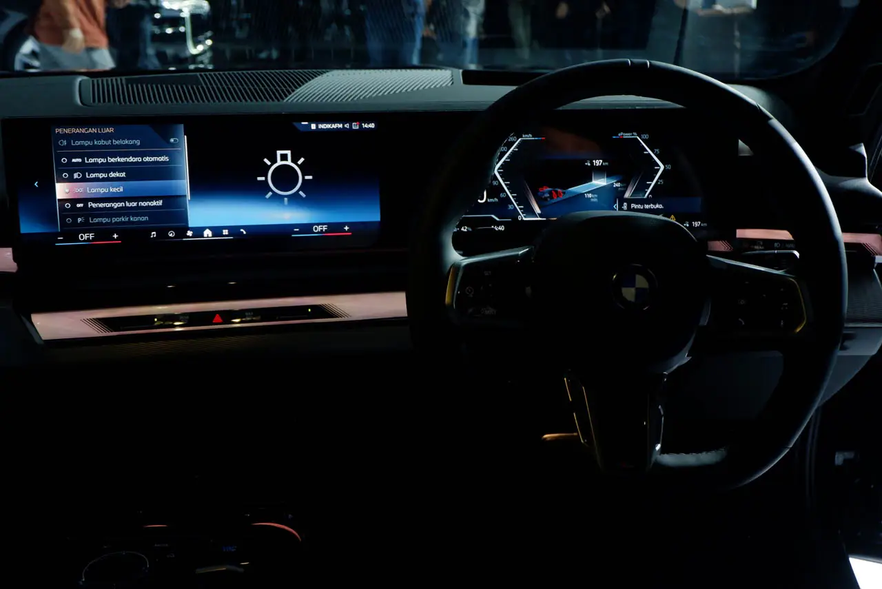 BMW i5 Touring Resmi...
