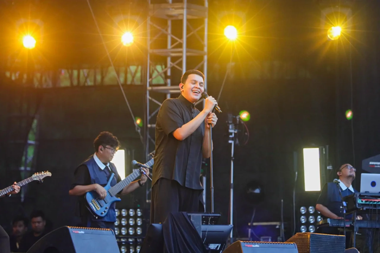 Tulus Memikat Penonton...