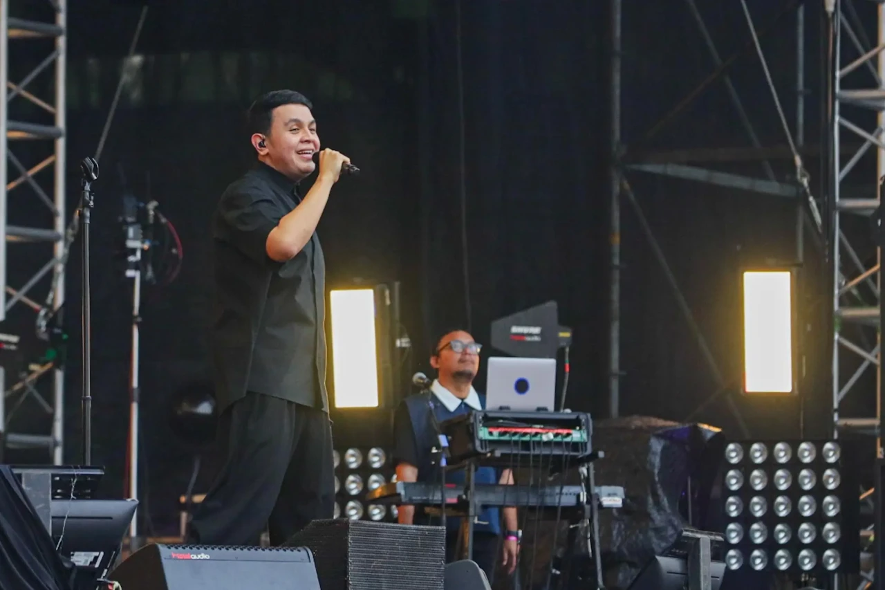 Tulus Memikat Penonton...