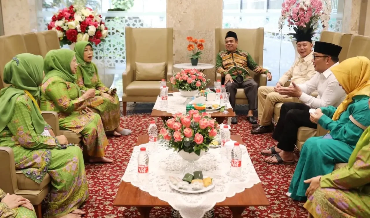 Ridwan Kamil Hadiri...