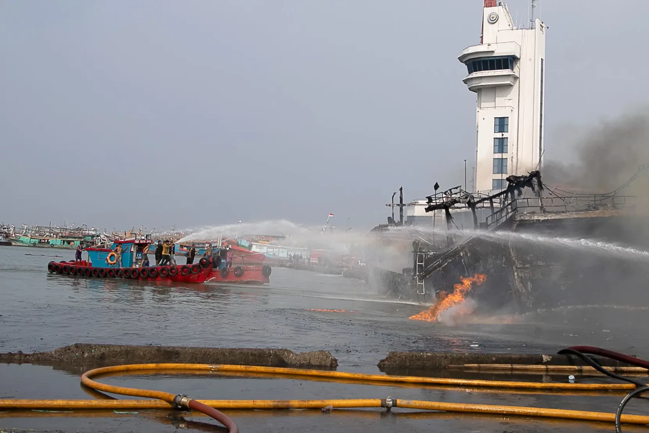 Kebakaran Kapal di Pelabuhan...
