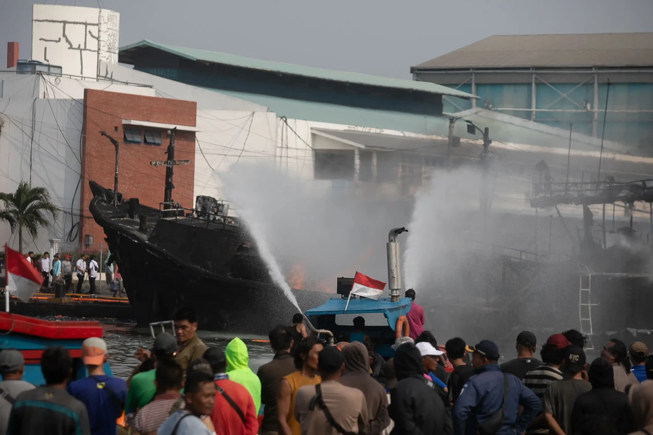 Kebakaran Kapal di Pelabuhan...