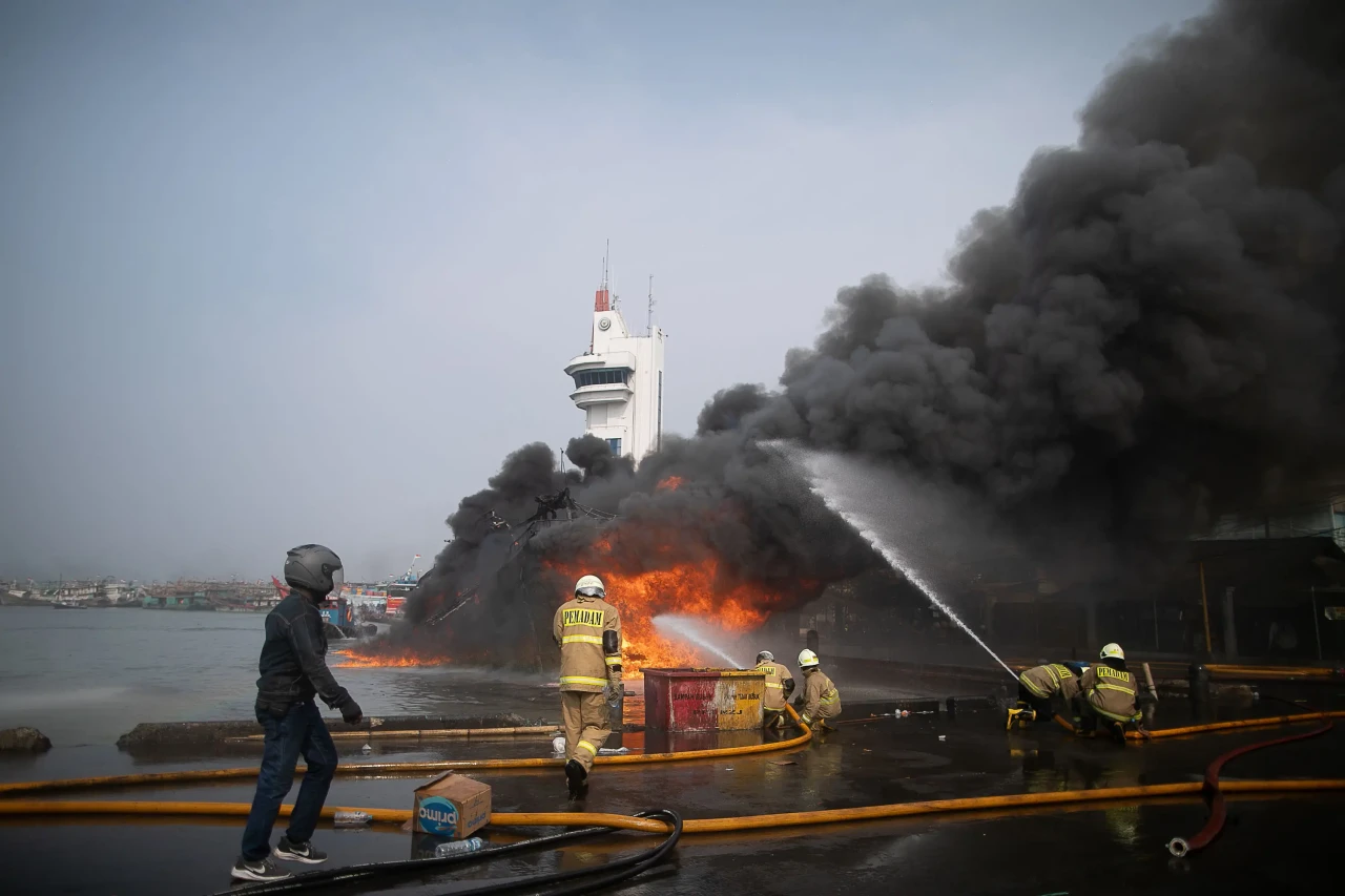 Kebakaran Kapal di Pelabuhan...