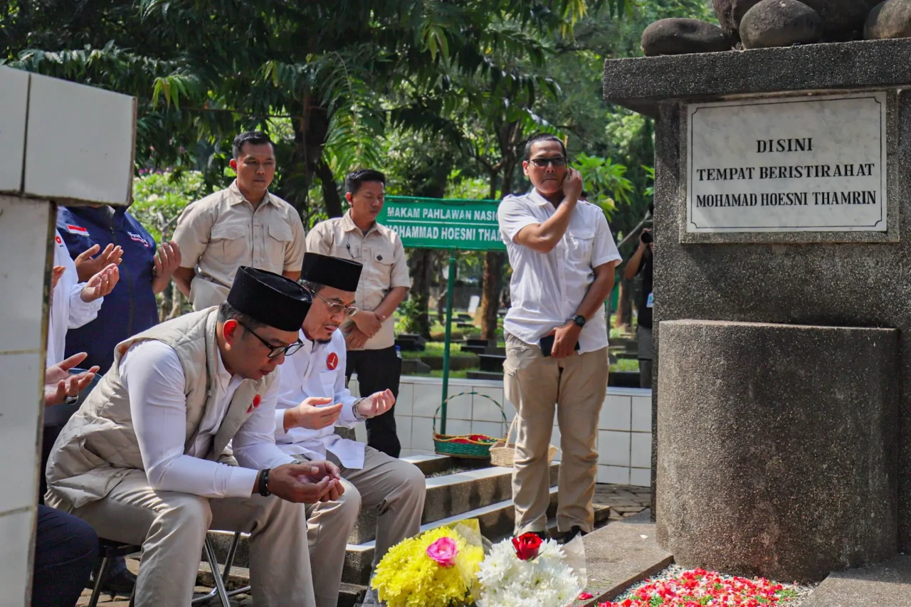 RK-Suswono Ziarah Makam...