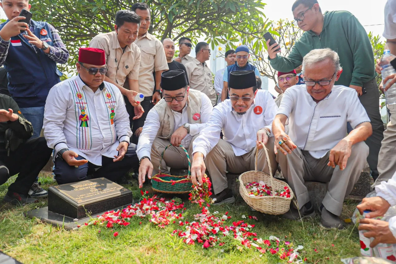 RK-Suswono Ziarah Makam...