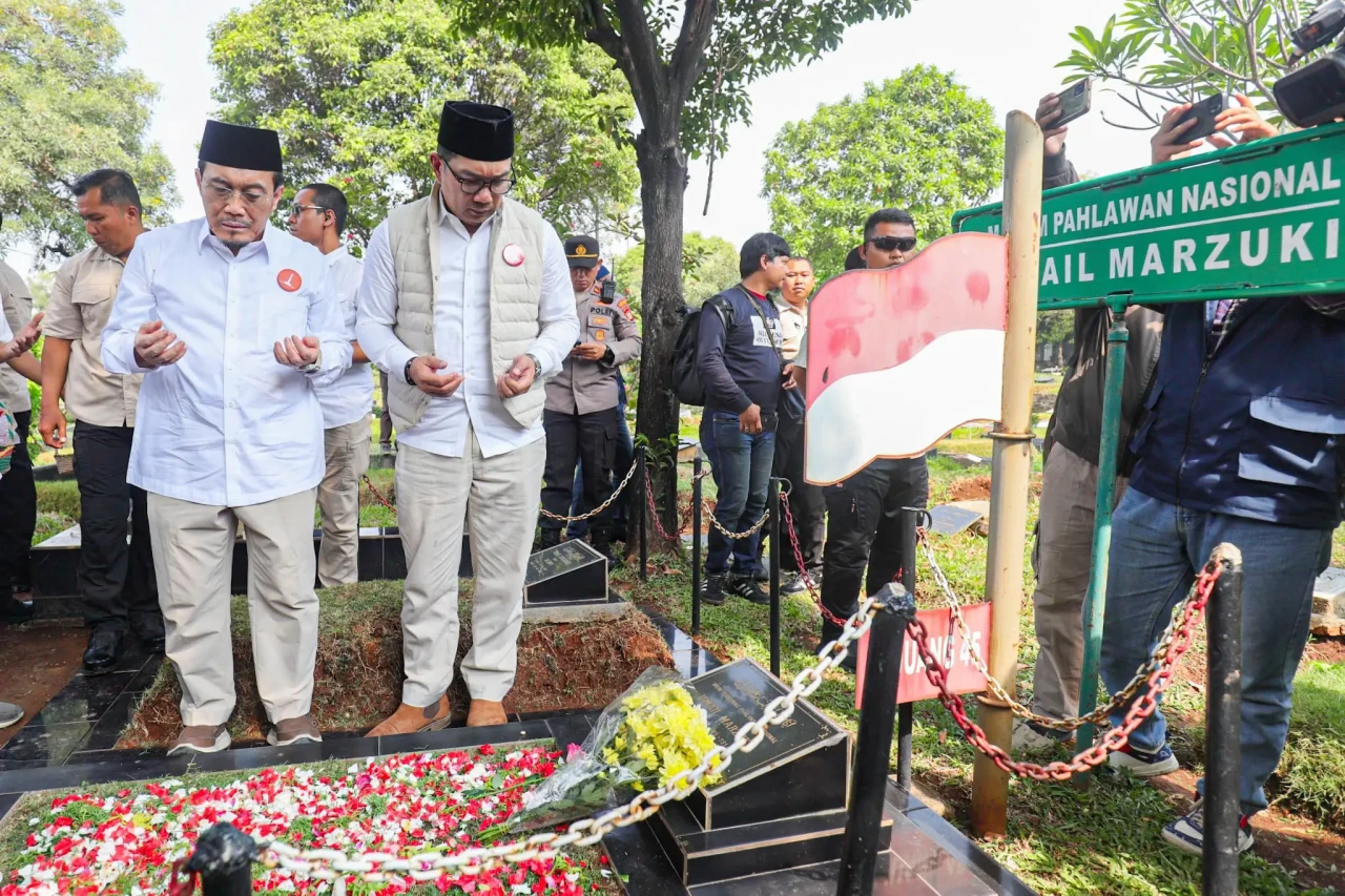 RK-Suswono Ziarah Makam...
