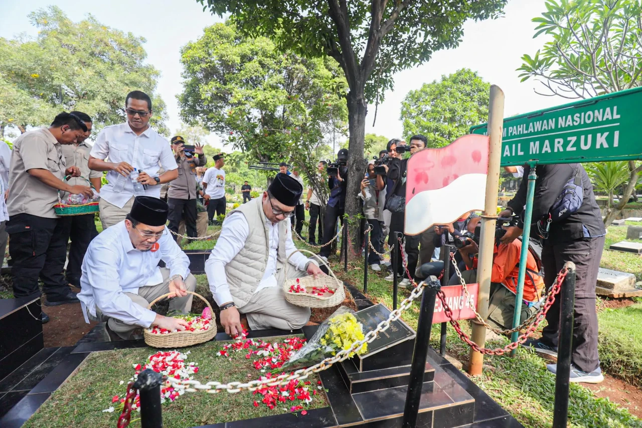 RK-Suswono Ziarah Makam...