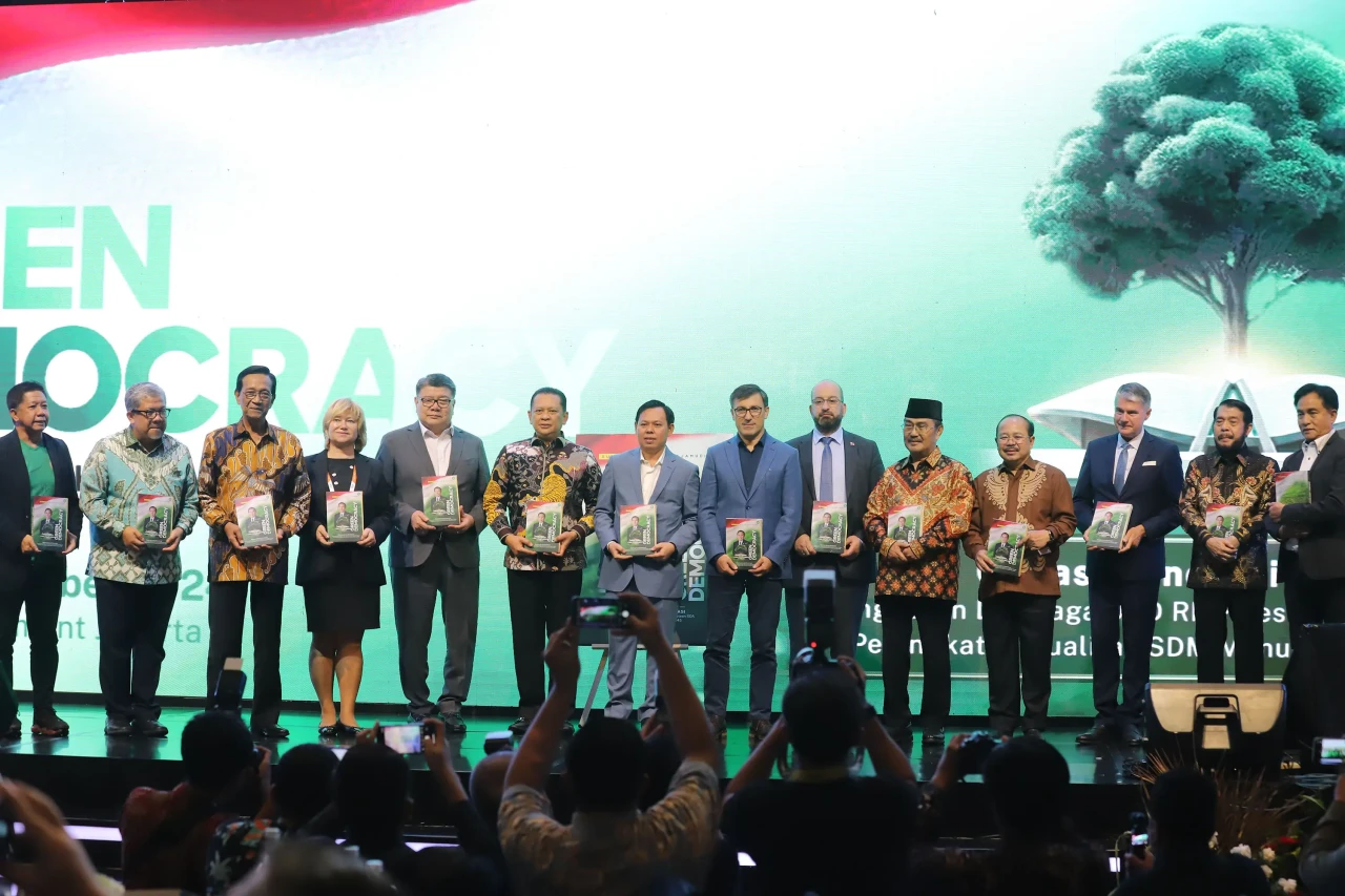 Luncurkan Buku Green...