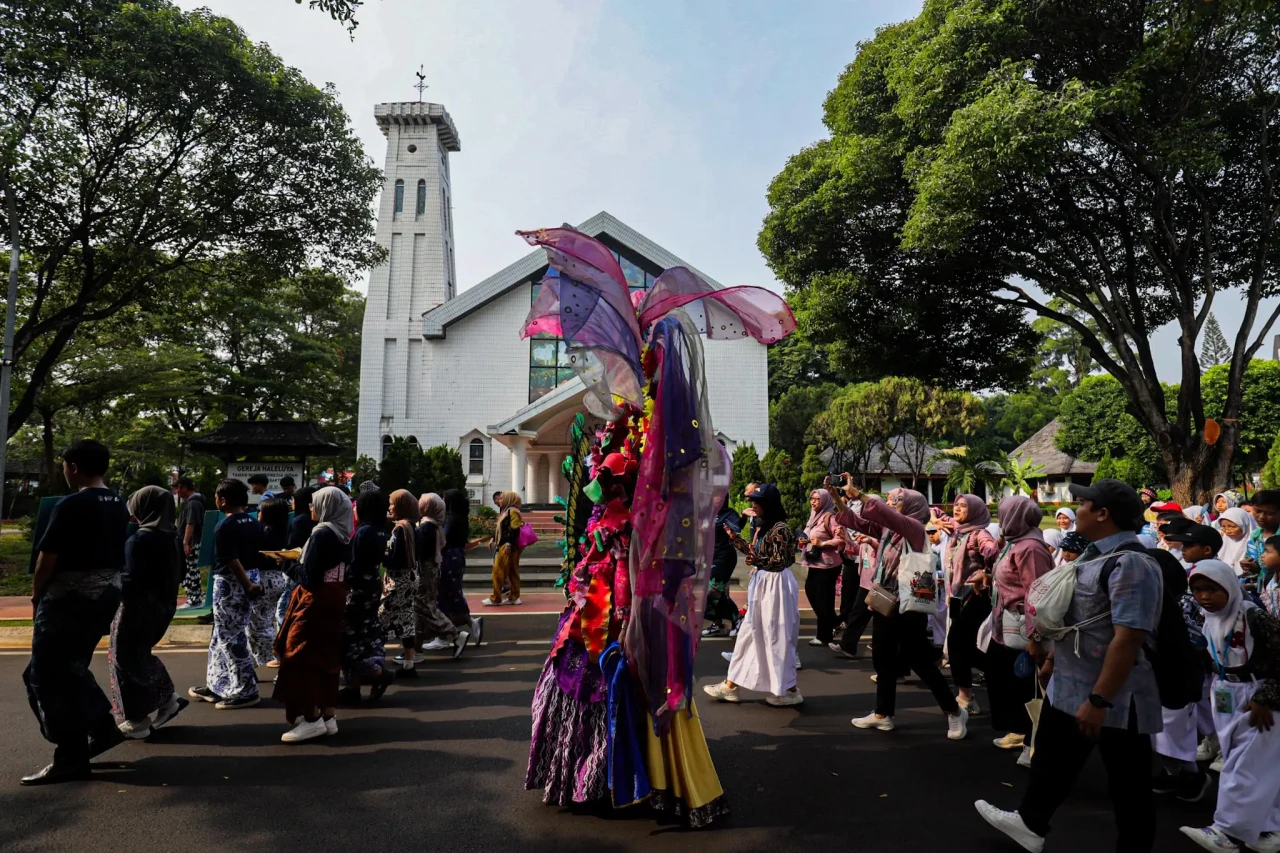 Kemeriahan Kirab Budaya...