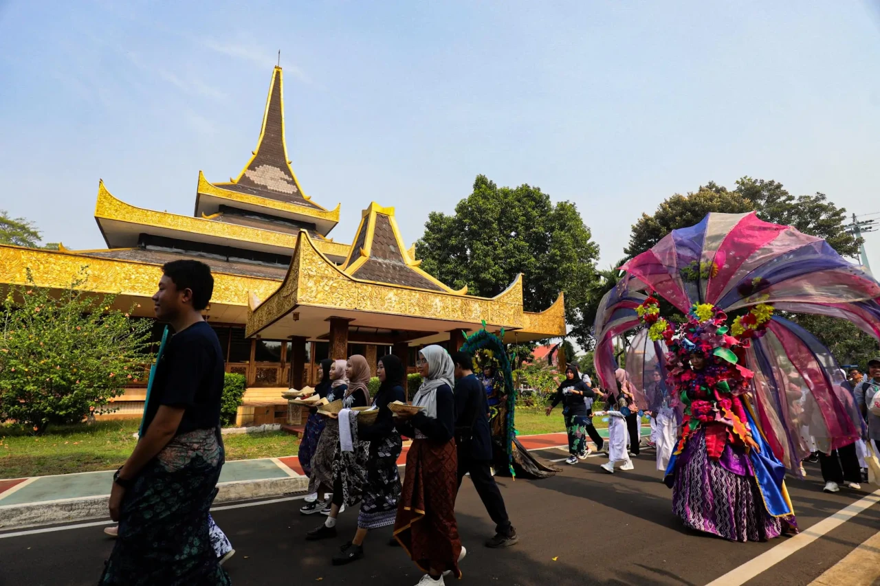 Kemeriahan Kirab Budaya...