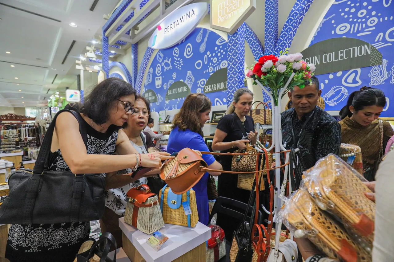 Melihat Pameran Kerajinan...