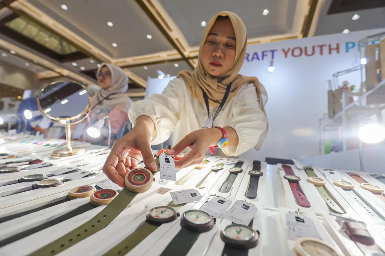 Melihat Pameran Kerajinan...